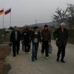 Amnistirovannye_Viktor_Buchukuri_Levan_Hmiadashvili_i_Georgiy_Archvadze_vmeste_s_Tomasom_Hammerbergom_i_predstavitelyami_gruzinskoy_storony_peresekayut_gruzino-osetinskuyu_granicu_thumb.JPG