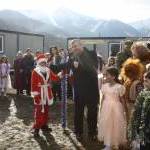 В преддверии Нового 2011 года Эдуард Кокойты посетил районы Республики и поздравил детей с наступающим праздником