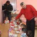 В преддверии Нового 2011 года Эдуард Кокойты посетил районы Республики и поздравил детей с наступающим праздником