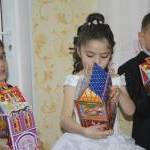 В преддверии Нового 2011 года Эдуард Кокойты посетил районы Республики и поздравил детей с наступающим праздником