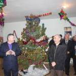 В преддверии Нового 2011 года Эдуард Кокойты посетил районы Республики и поздравил детей с наступающим праздником